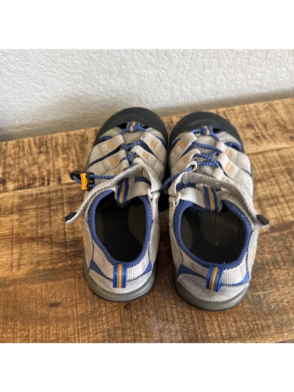 Keens Kids Sandals Gray size 2 YOUTH Washable Hiking Outdoor Boys Closed Toe